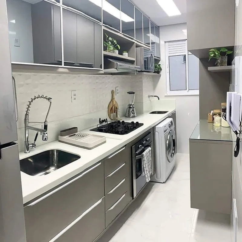 Cozinha e lavanderia integradas com bancada contínua